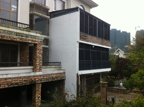 联排别墅违建住户将整栋的别墅加宽围起,在整齐的连排中拥有形成的如何小阳台乡间突兀图片