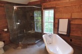 质朴的浴室，营造出轻松的氛围，这是件很容易的事情，它是一处舒适的空间，在那里你可以享受很多泡沫，感觉更接近大自然。天然木材和石材地板是使用最广泛的素材，粗糙的木家具同样是亮点。来看看下面的图片，获得一些启发吧！ （实习编辑：容少晖）