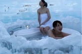 4.  Ice Outdoor Bathtub
 日本占冠村（Shimukappu）冰造酒店中的冰制浴缸。
（实习编辑：容少晖）