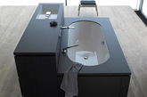 全黑浴室套装
 
水槽、浴缸和内置储藏柜集合在一个全黑的单元里。“做你自己”系列可定制各种款式和表面漆颜色。
