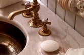 如果你不喜欢简约风格，而梦想拥有像19世纪欧洲王室那样的豪华浴室，你一定会对意大利家居品牌 Savio Firmino 的1941 COLLEZIONE BAGNO系列非常钟爱。（实习编辑：容少晖）