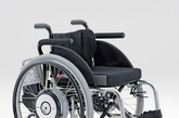 雅马哈 JWX-2 轮椅

还记得各种美剧或者美国大片中坐在轮椅上指点江山的大神吗？这款雅马哈的 JWX-2 轮椅就能让使用者瞬间高大上，不再时时需要别人的帮助来避开路障或者上下坡之类的。它是一款电动轮椅，具有动力辅助功能。两个轮子是可拆装的，且安装十分简单。神奇的是，想手动的时候你还是可以手动的哦。（实习编辑：刘嘉炜）