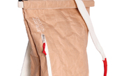 Pháin 背包
再生材料制成的背包越来越受到用户的喜欢，因为不仅可以展示他们的个性，还可以显示出他们的环保意识。由 Chun-Chieh Wang 设计的这款 Pháin 背包外部是用厚牛皮纸制成，内部是由耐用耐撕的胶合 PP 无纺布制成。常用的起重机重型吊索被用于背包的可调节包带，它是基于一个建筑工地的想法而成的。（实习编辑：刘嘉炜）