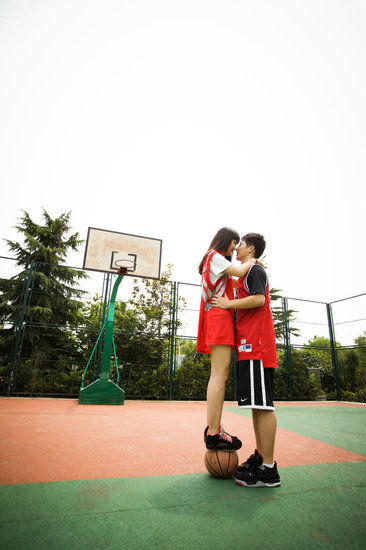 组图:学生情侣篮球场亲密照 唯美清新显恩爱