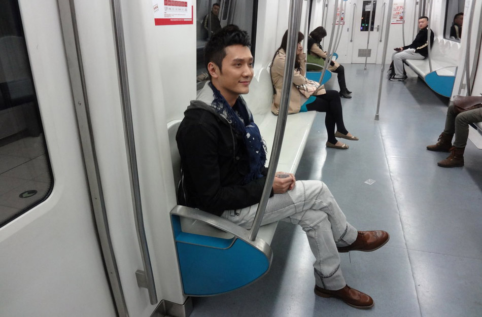 冯绍峰坐地铁赶通告+微博自称冯叔偷拍路人[高