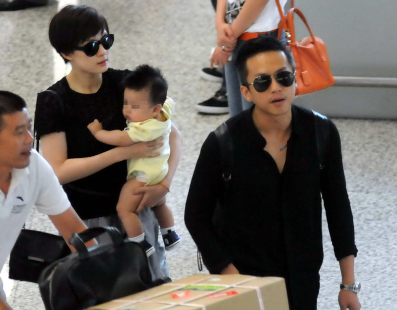 邓超孙俪携子现身机场被拍[高清大图]
