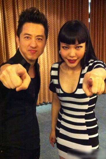 吻吴莫愁卖萌合影(来源:网络) 《中国好声音》舞台上的好师徒庾澄庆