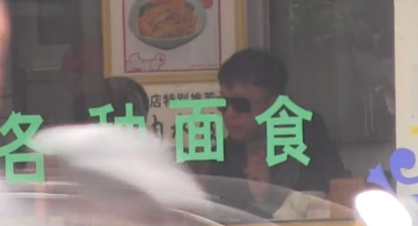 孙红雷陪女友路边摊吃拉面被拍(图)