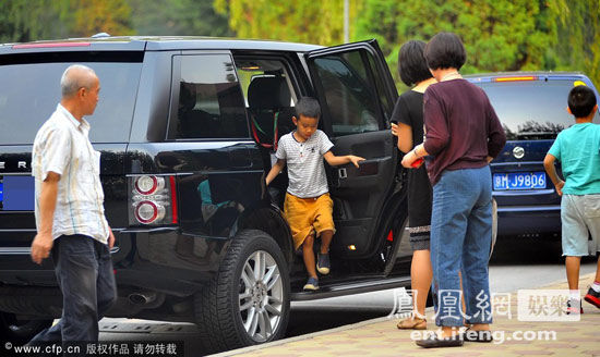 姜文两儿子坐豪车上贵族学校被拍(图)