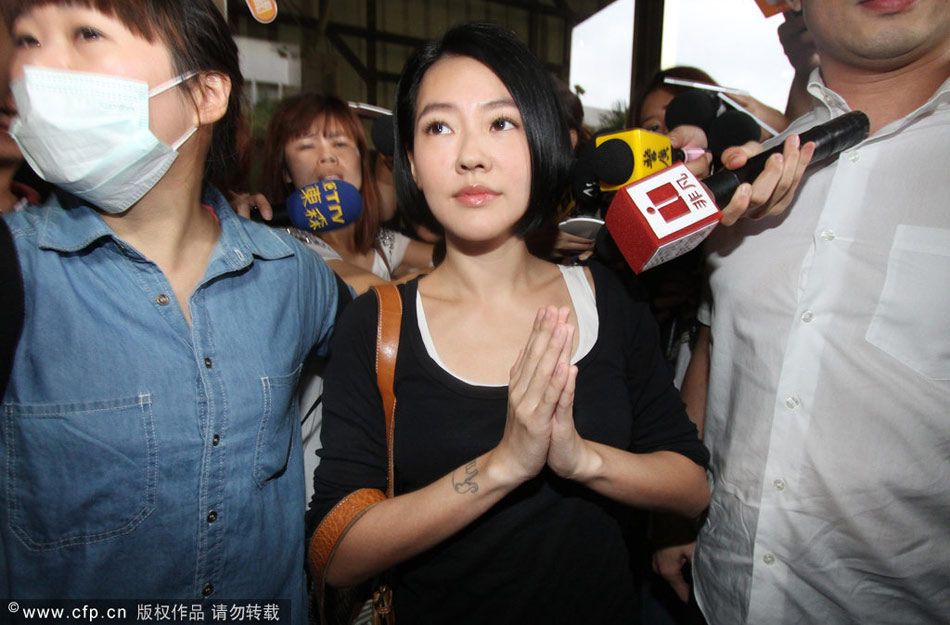 2013年10月11日，台北，小S抵达法院检察署以证人身分出面为胖达人面包诈欺及违反证券交易法两案分别说明。现场大批媒体围堵，让她寸步难行。