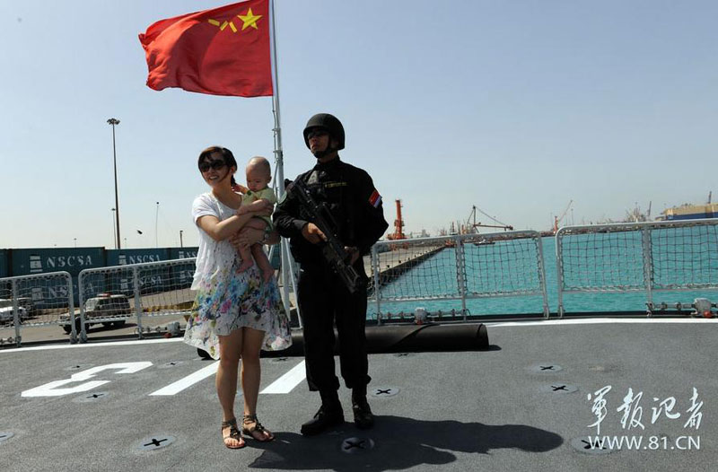 第十一批护航编队青岛舰停靠沙特补给休整