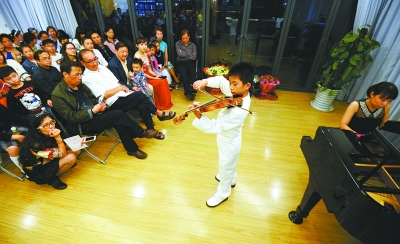 武汉10岁“小小提琴家”萧意浓举办个人独奏音乐会