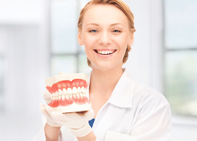重庆牙科医院做种植牙和做传统镶牙哪种好?有