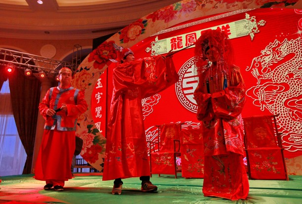 “婚礼秀”在180°超大海景宴会厅锦绣宫举办的大型中式婚礼秀,吸引了众多准新人的目光。港中旅(青岛)海泉湾度假区·维景国际大酒店田园咖啡西餐厅首席西点大师王冠源带领他的团队为本次婚礼秀精心打造了多款新颖别致、个性十足的创意甜品。香浓可爱的桃心型巧克力,精致小巧的蝴蝶型饼干,丝丝焦糖包裹害羞新娘模样的多层婚礼蛋糕;如此种种组成了视觉与味觉的双重盛宴,到场来宾们深深震撼在这场眼球与味蕾激情碰撞的饕餮之中;在超华丽宴会厅锦华宫中,璀璨夺目的I DO系列钻戒陈列在玻璃