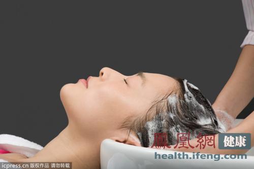 <em>头发</em>洗太勤更易出油 <em>多久洗一次</em>健康_青岛频道