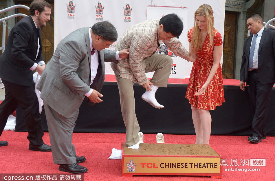 成龙足印留存好莱坞 脱鞋获金发美女帮拿袜子(组图)