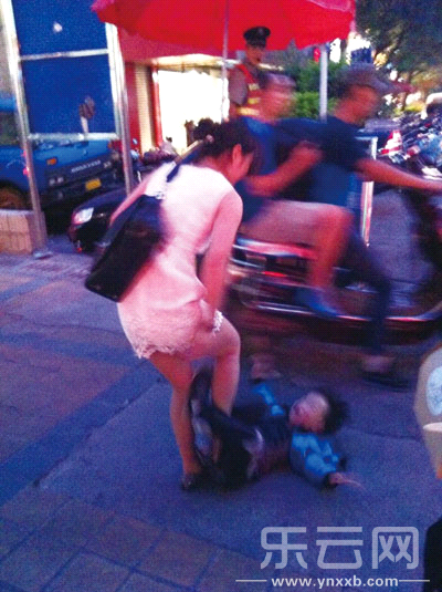 亲妈街头暴打脚<em>踩</em>4岁儿:我不要你了 你去<em>死</em>吧