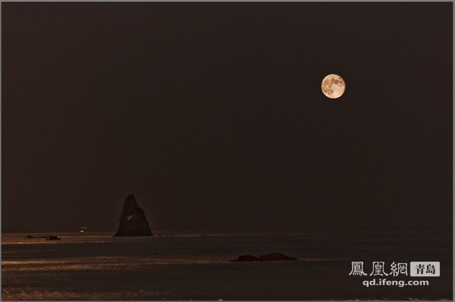中秋各地最大最圆月亮登场 青岛石老人处赏明月