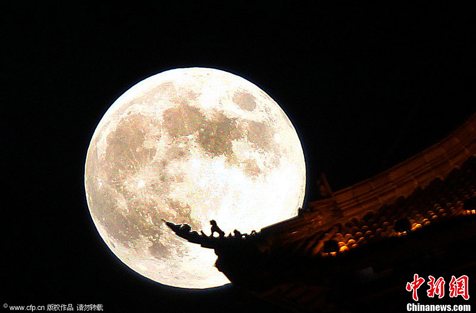 中秋各地最大最圆月亮登场 青岛石老人处赏明月