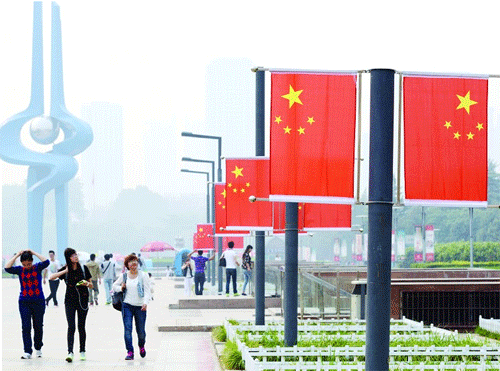 昨天,鲜艳的五星红旗在蓝天下格外亮丽.(本报记者张源源摄)