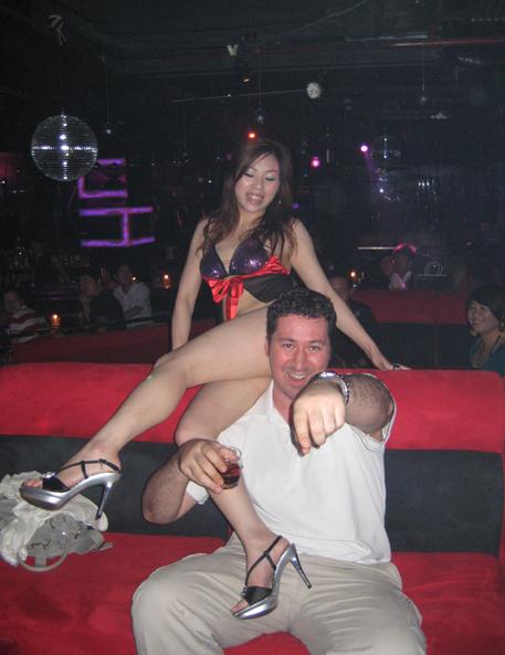 一位美国的女汉学家怀着对中国历史,中国文化的无比热爱,携带丈夫来到
