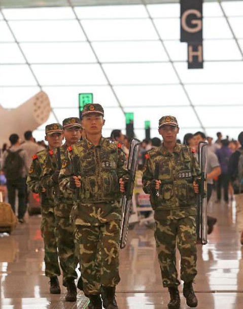 实拍深圳边防官兵在人流密集区持枪巡逻