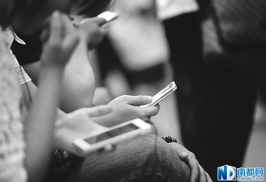 广佛地铁低头族的忙与盲