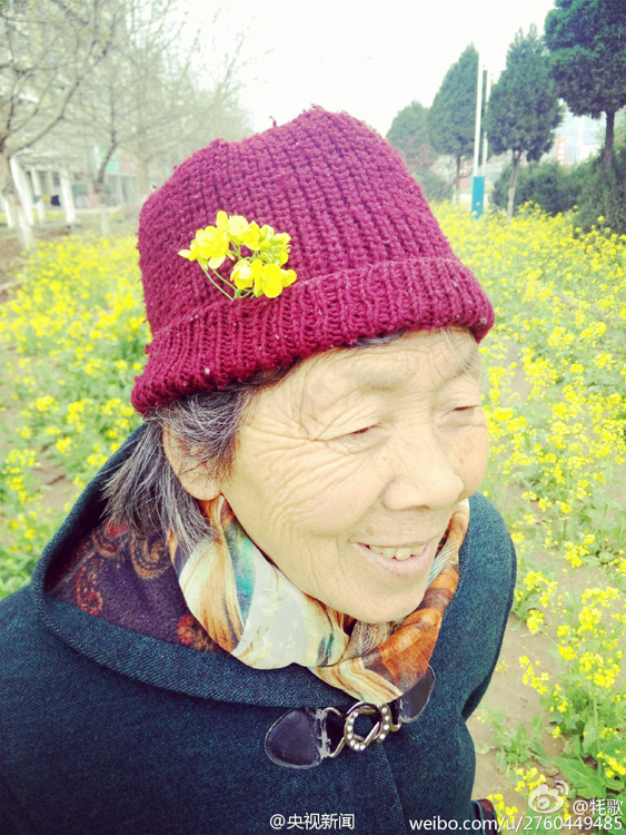 潮流老奶奶拍照 rdn_55248ddd1a397.jpg