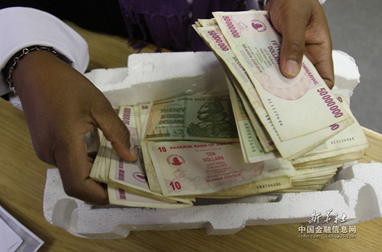 人民币作为法定外币 津巴布韦货币贬值成纸忙