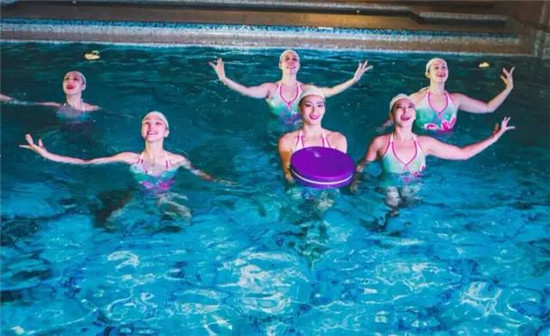仲夏夜池畔派对 花样游泳队演绎水上芭蕾