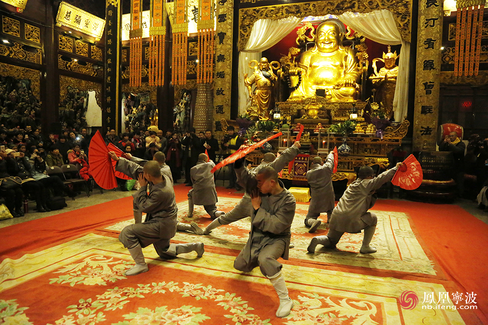 
2015年12月31日，雪窦山资圣禅寺举行元旦撞钟祈福活动。雪窦寺内华灯璀璨，殊胜庄严，梵音缭绕。千余名护法善信齐聚雪窦，在悠悠钟声和欢声笑语间，共同迎接新的一年。图为弥勒佛学院学僧武术表演。