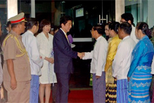 日首相36年首访缅甸 送大礼遭冷落