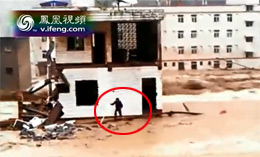 四川什邡工人洪水中逃生瞬间