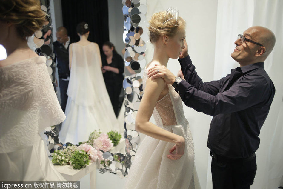 柏林时装周:谁家新娘有<em>胆</em>穿透视婚纱-青岛新闻