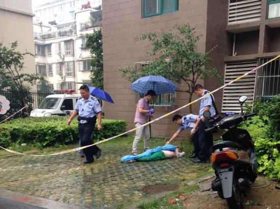 中年女子坠楼身亡，警方介入调查。