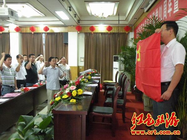 淮北市濉溪县民政局党委书记、局长张红旗接受