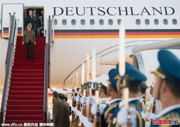 2015年10月29日，德国总理默克尔乘坐专机抵达北京国际机场，三军仪仗队列队欢迎。据悉，默克尔将于今明两天访问中国。除了会谈等活动外，她将在国务院总理李克强的陪同下到访安徽省的一户农民家庭和一所乡村小学。一直以来，中德高层间保持着频繁的会晤，此次是默克尔第八次访华，创西方国家领导人任上访华次数之最。