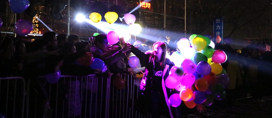 跨年灯光秀：精彩环节吸引众多市民参与