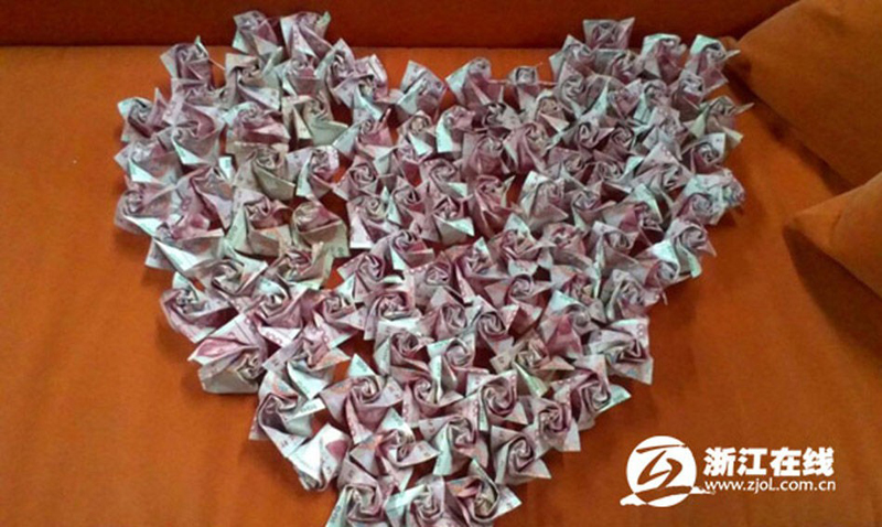 2月11日消息，杭州一小伙春节间受准丈母娘刺激，取工作5年积蓄共20万存款折成999朵玫瑰向女友求婚。