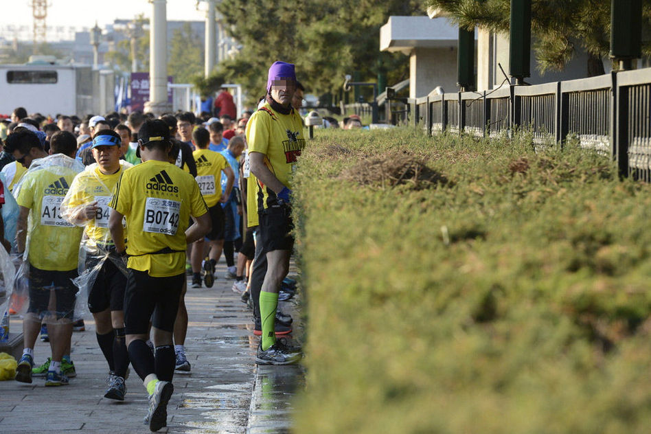 10月20日，2013年北京马拉松，由于赛会组织方设置的流动厕所和公厕有限，很多选手都“就地解决”，地面上“水”流成河。