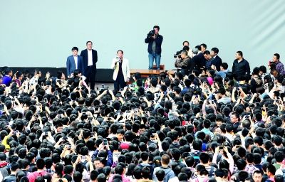 袁隆平在武汉大学演讲，受到数千学子追捧。记者李子云摄