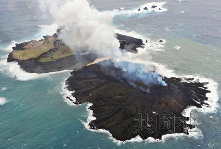 小笠原诸岛西之岛（后方）附近因火山喷发而形成的“新岛”已与其相连。图片由共同社飞机拍摄。