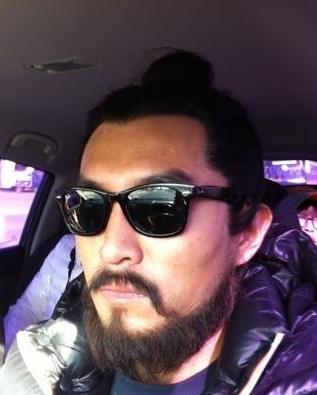 演员邵颜渊戴妆乘车道士造型引警察盘查