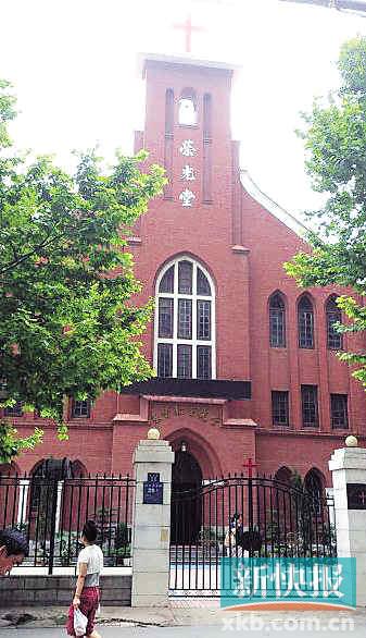 明星 内地 结婚教堂 据湖北网友爆料,昨天上午,32岁凌潇肃与29岁