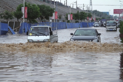 暴雨突袭金城兰州 三十分钟最高降水量达33毫