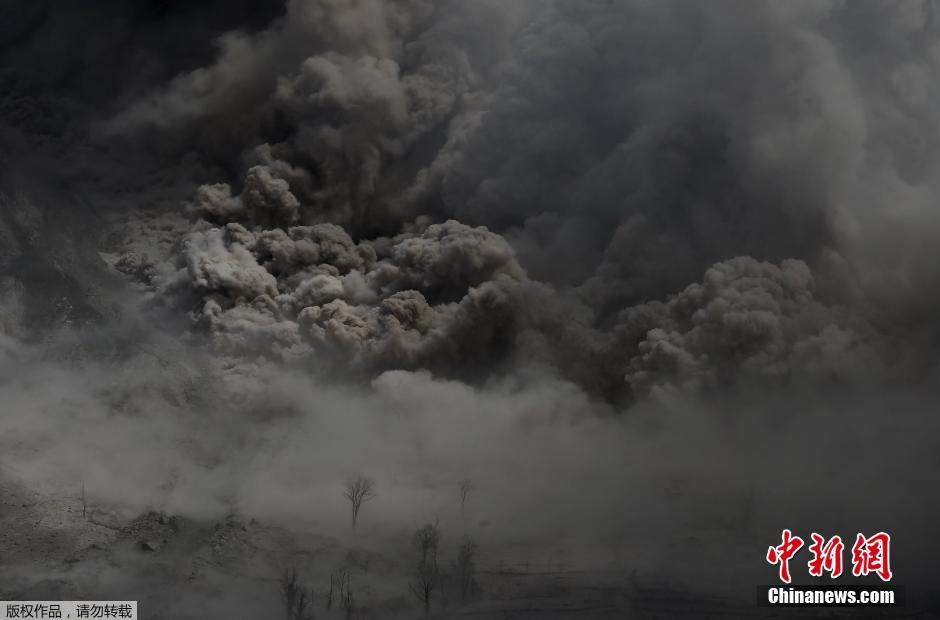 锡纳朋火山喷射巨量黑烟遮天蔽日 村民淡定浇菜