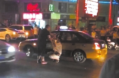 北京法拉利车主暴打的哥 打昏劝架路人(图)
