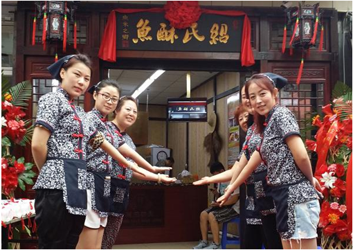 草鱼卖出黄金价--小姑娘一年挣回一套房