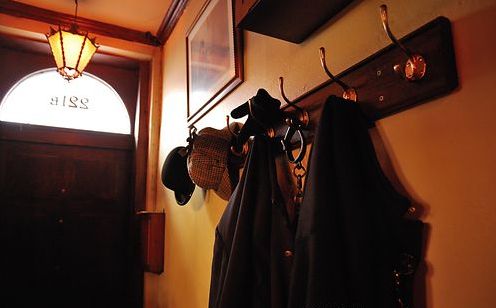 国福尔摩斯博物馆摆设按照小说情节:小提琴烟