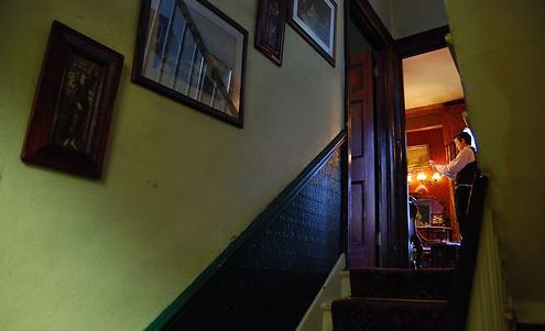 国福尔摩斯博物馆摆设按照小说情节:小提琴烟